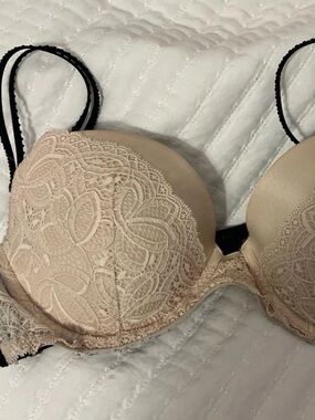 New Very Sexy Victoria's Secret Beige Lace Push-Up Bra with Black Straps 34D